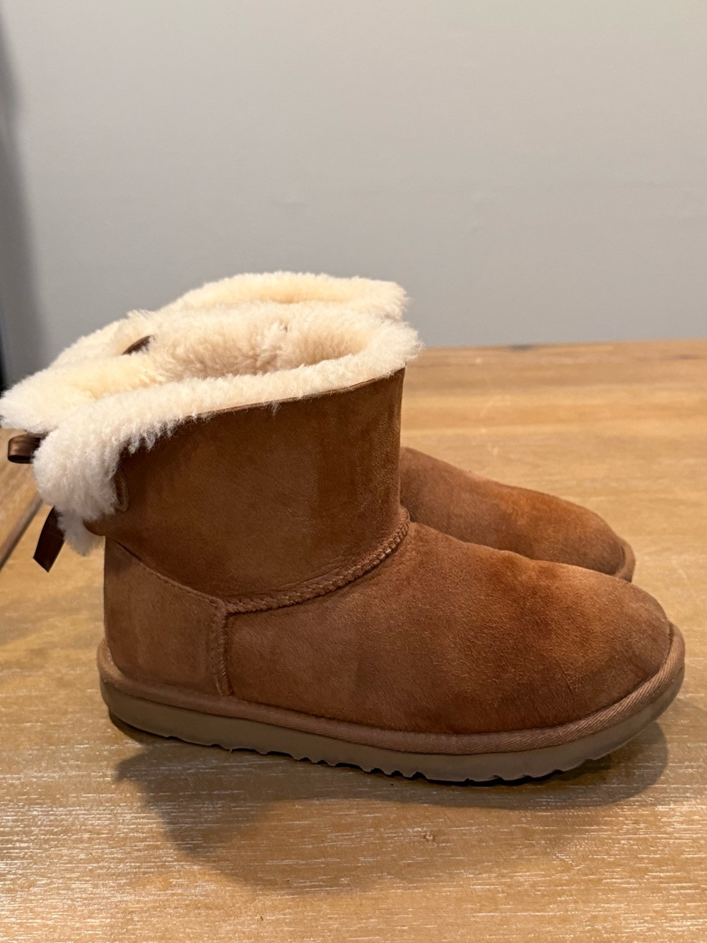 UGG Youth Mini Bailey Bow Boots Sheepskin Chestnut US 4 EU 36